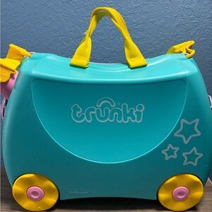 Melissa and Doug Trunki Una the Unicorn Kids Ride On luggage